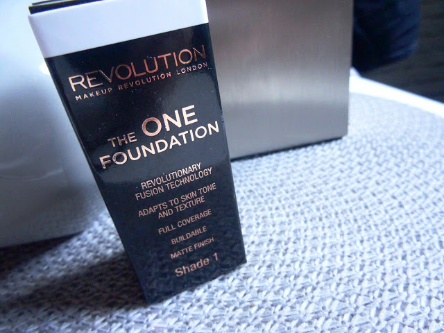 MAZGOO: ZA CIEMNY PODKŁAD ? ZBYT JASNA CERA? JEST NA TO SPOSÓB / MAKE UP REVOLUTION - ONE FOUNDATION - SHADE 01