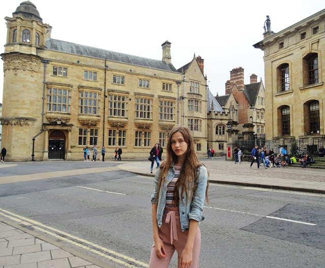 Rainy Oxford, Rainy Summer - Outfit with Powder Pink Pants - ModoEmi