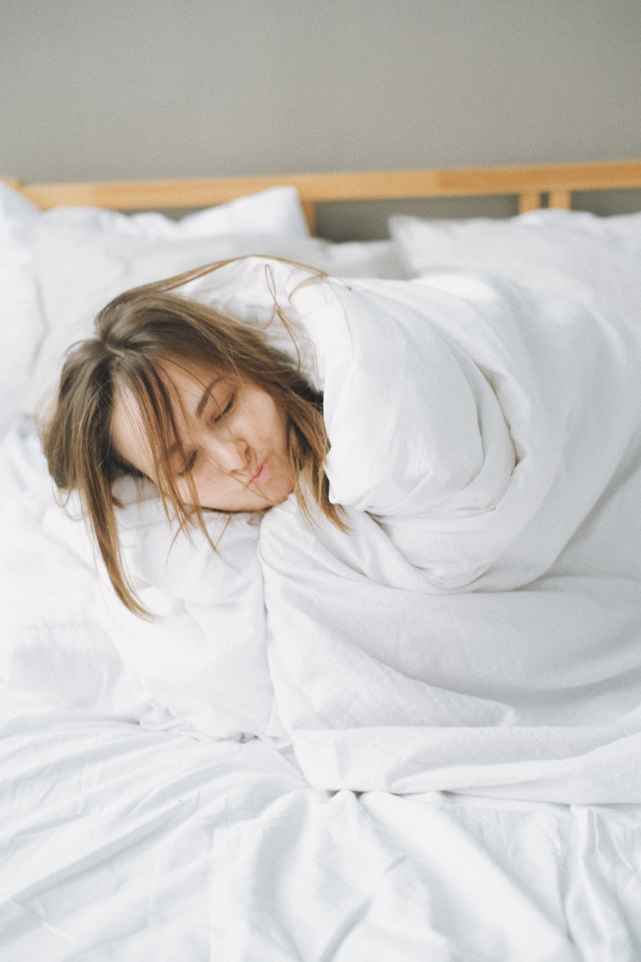Sleeping with wet hair: advantageous for health or not? - Whatsmagazine