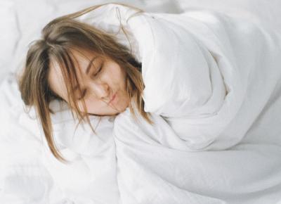 Sleeping with wet hair: advantageous for health or not? - Whatsmagazine