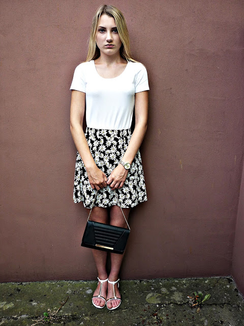 SKIRT IN DAISIESxWHITE BLOUSE AND SANDALS        |         michalinawolska.blogspot.com