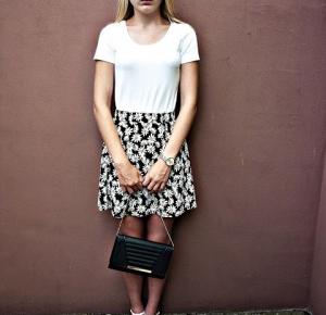 SKIRT IN DAISIESxWHITE BLOUSE AND SANDALS        |         michalinawolska.blogspot.com