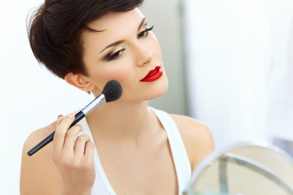 Jak zrobić modny i naturalny makijaż? | Inspiracje modowe :: blog modowy - modoweinspiracje.pl