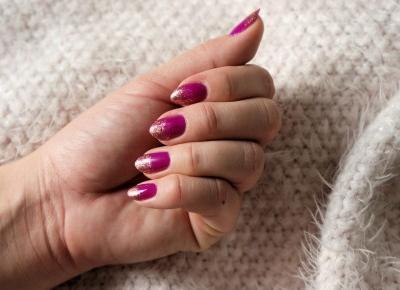 Końcówki zanurzone w złocie – manicure lakierami klasycznymi | Inspiracje modowe :: blog modowy - modoweinspiracje.pl