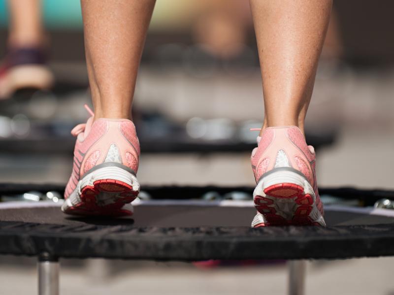 Ćwiczenia na trampolinie sprawią, że stracisz nawet 10 kg! Jak zacząć trenować? - Ćwiczenia - Polki.pl