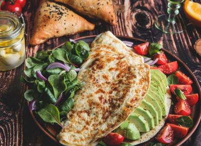 Omlet z płatkami owsianymi: sprawdzony przepis na słodko i słono - Glamour.pl