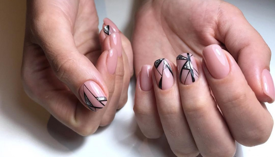 Geometric nails, czyli paznokcie, które rządzą latem 2020!