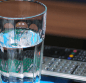 Zdrowo i z pożytkiem dla skóry. 7 powodów, żeby zaczynać dzień od szklanki wody