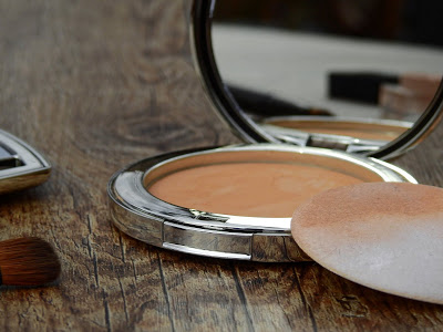 Mica - tajemniczy składnik kosmetyków nie polecany przy cerze trądzikowej | N. o kosmetykach