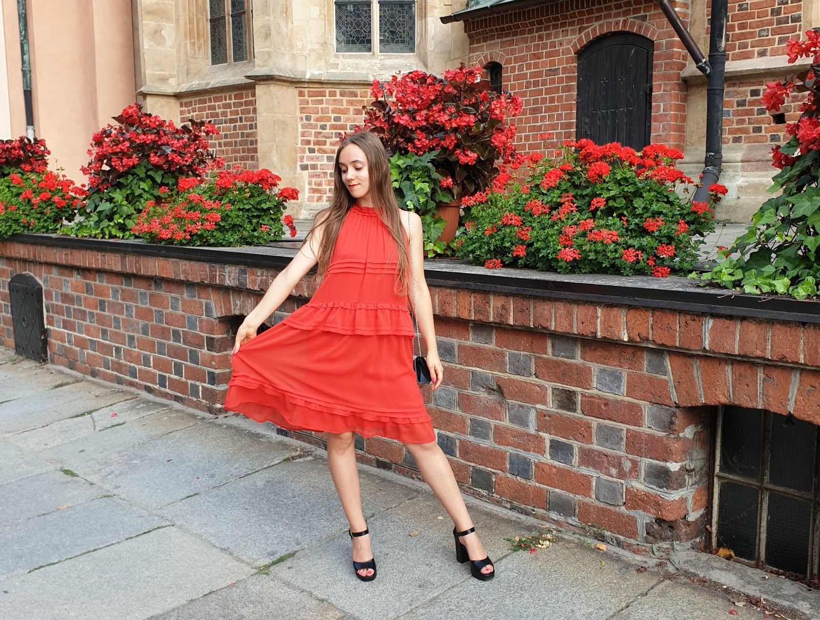 confidence & glamour | red dress - Nicole's travel journal - blog podróżniczy, lifestylowy, modowy