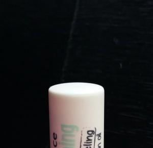 Beauty Courier: Essence - Smoothing lip peeling - 01 kissing me softly