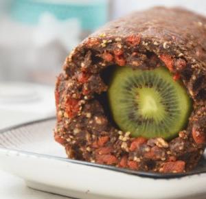 Healthy Dreams: raw rolada gryczano-śliwkowa z kiwi