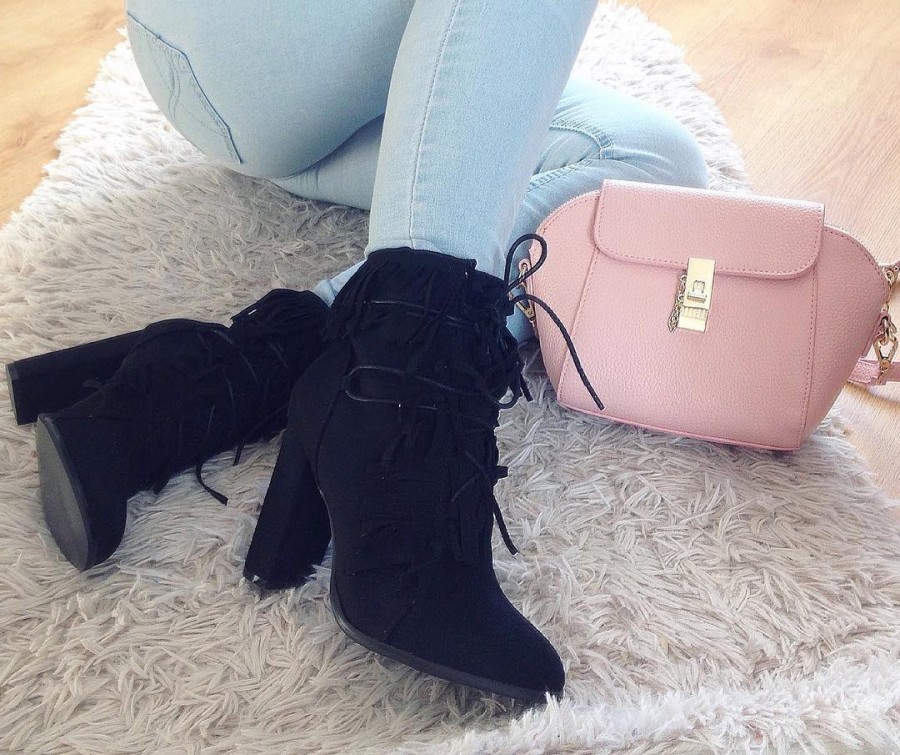 Justyna 🎀 on Instagram: “butki @czasnabutypl 💖💖💖 #newin #loveshoes #buty #botki #black #boots #blackboots #blackshoes #shoes #style #musthave #fashion #look #outfit…”