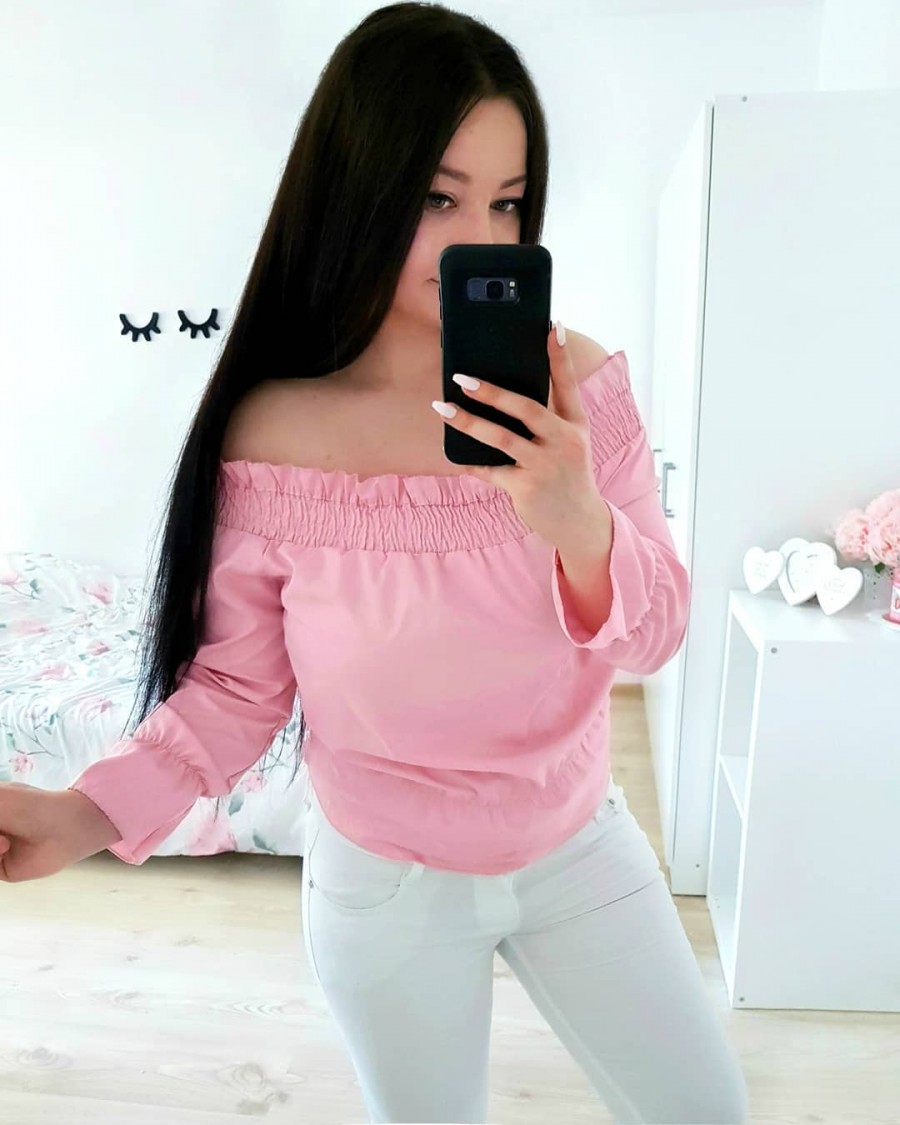 Justyna 🎀 on Instagram: “połączenie różu i bieli 😍💖💖 zdecydowanie moje ulubione! 🌸🦄🌸🦄🌸 bluzeczka 》@zaful ♡ spodnie 》@fabrykajeansow.pl ♡ #polishgirl #brunette #ootd…”