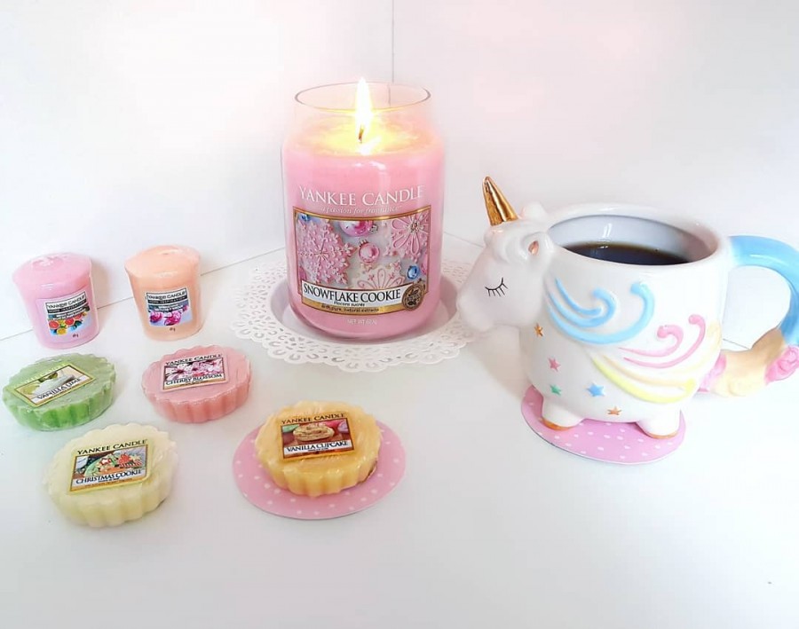 Justyna 🎀 on Instagram: “pachnący wieczór z Yankee Candle 💛💖 życzę Wam udanego tygodnia 💙 #candle #candles #yankee #yankeecandle #snowflakecookie #świeczki #wax…”