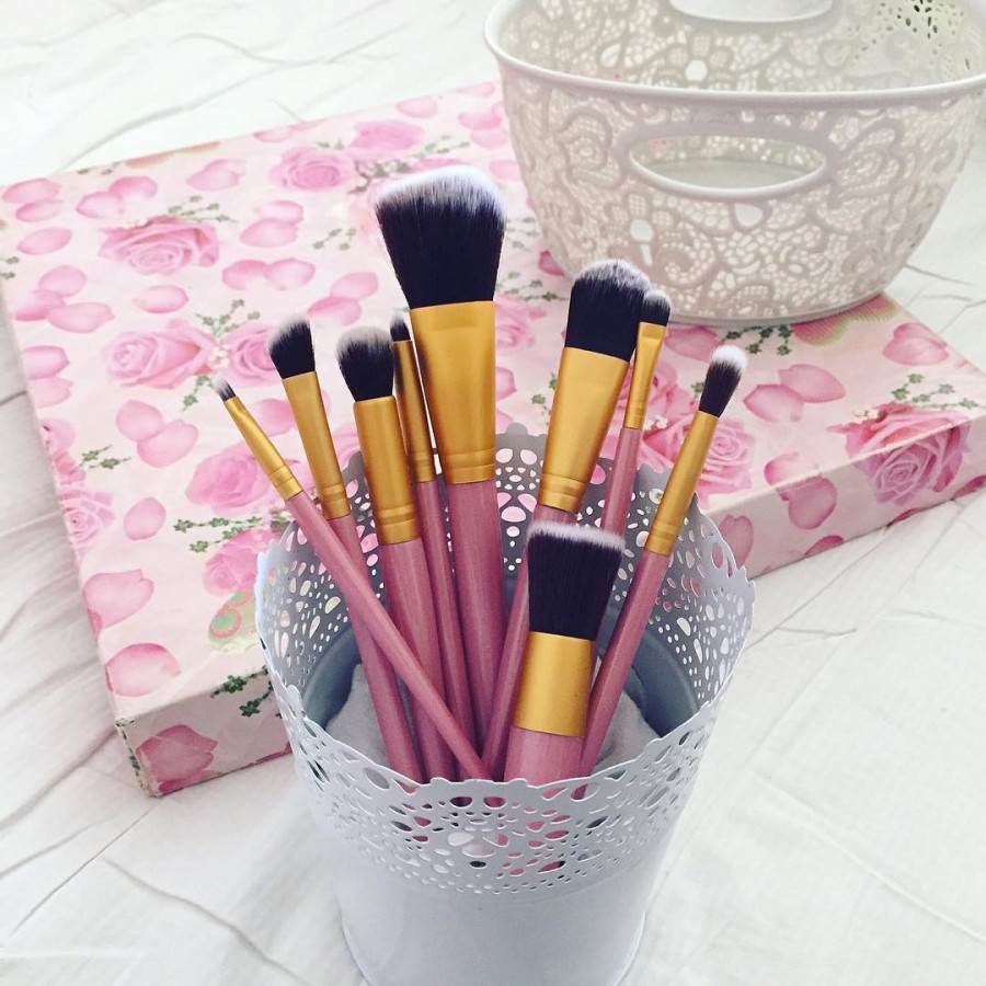 Justyna 🎀 on Instagram: “takie piękne 💖💖💖💖💖 pędzle ➡️ @rosewholesale_official 💞 👑 💞💗💖 http://fshion.me/wx5r2a  #brushes #makeup #makeupbrushes #brush #pinkbrushes…”