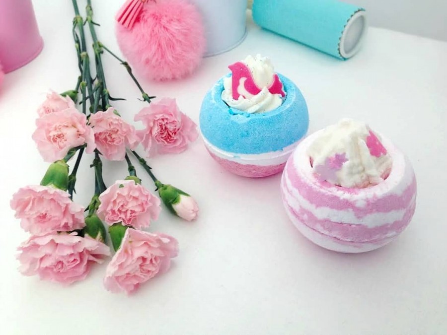 Justyna 🎀 on Instagram: “nie tylko pięknie wyglądają, ale i pachną! 😍💖💙 musujące kule do kąpieli od @bombcosmetics_official 💖 Mimo, że zazwyczaj wybieram prysznic…”