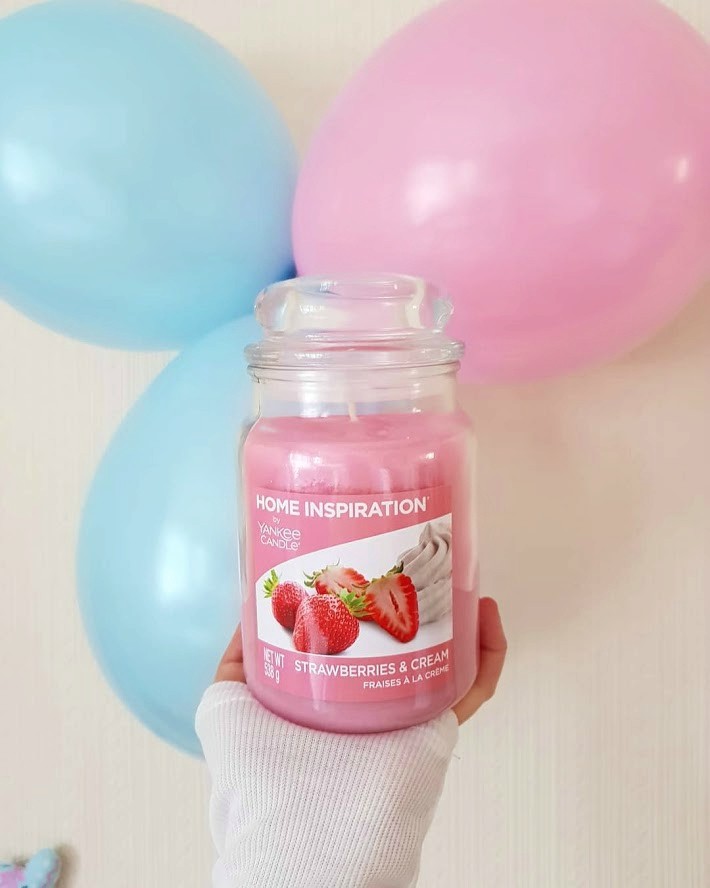Świeca zapachowa Strawberries & Cream, Yankee Candle, Home Inspiration, Asda | Recenzja