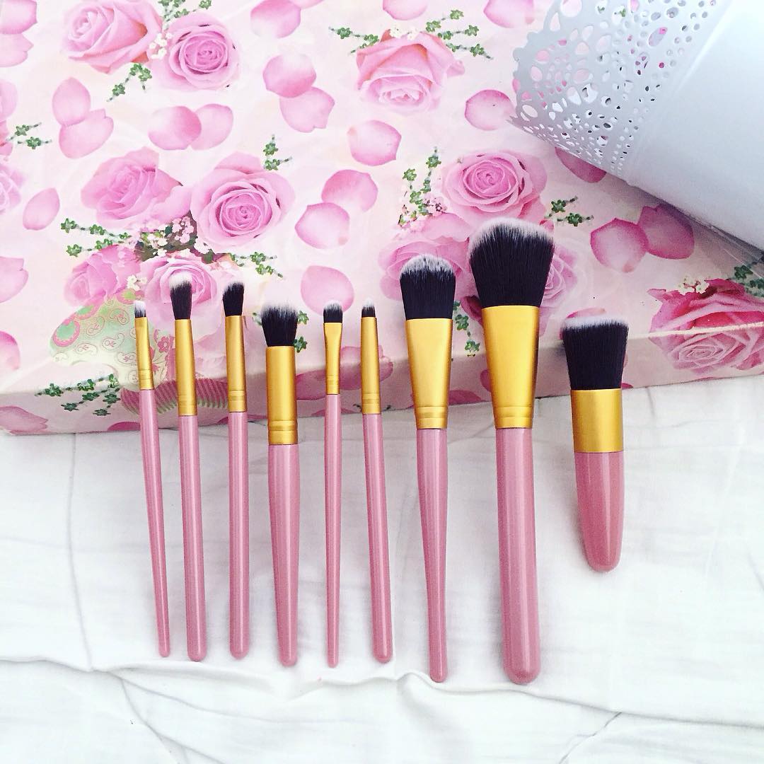 Justyna 🎀 on Instagram: “💖💞💖💞💖 #brushes #makeup #makeupbrushes #brush #pinkbrushes #brushesset #brushset #set #makeupset #pink #love #makeupaccessories #accessories…”