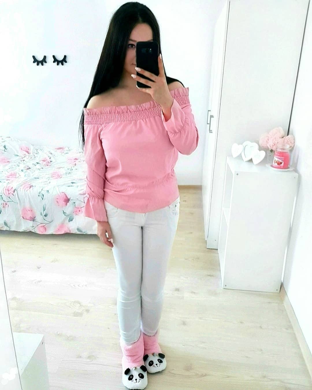 Justyna 🎀 on Instagram: “w całej okazałości 😁🌸💞💖 miłego wieczorku kochani! 😊💛💖💙 bluzeczka 》@zaful ♡ spodnie 》@fabrykajeansow.pl ♡  #girl #brunette #ootd #pinktop…”