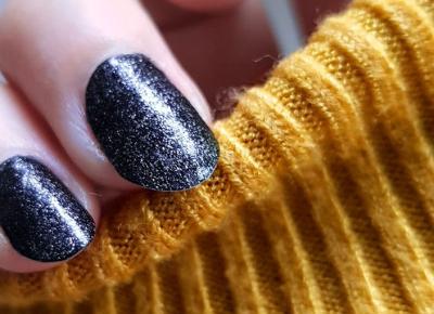 pastelowyblog.pl: Lakier do paznokci | czerń z dodatkiem srebrnego brokatu.
