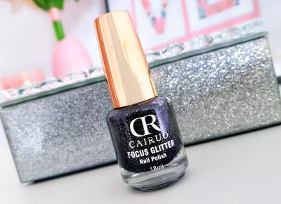 pastelowyblog.pl: Lakier do paznokci - czerń z dodatkiem srebrnego brokatu.