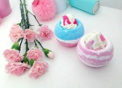 Justyna 🎀 on Instagram: “nie tylko pięknie wyglądają, ale i pachną! 😍💖💙 musujące kule do kąpieli od @bombcosmetics_official 💖 Mimo, że zazwyczaj wybieram prysznic…”