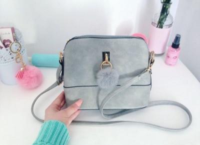 🌸 Justyna 🌸 on Instagram: “Ta cudna szara torebka jest ze mną już 3 lata. 💖 Poza tym, że sam z siebie odleciał pomponik i musiałam go doczepiać, ma się świetnie. 😁…”