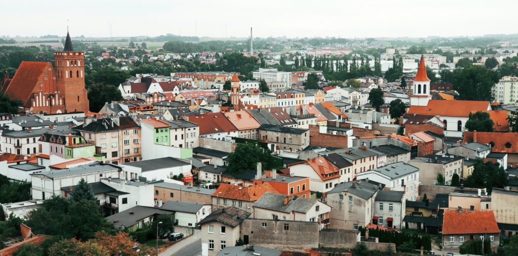 Brodnica: zamek (którego nie ma), trójkątny rynek i piramida