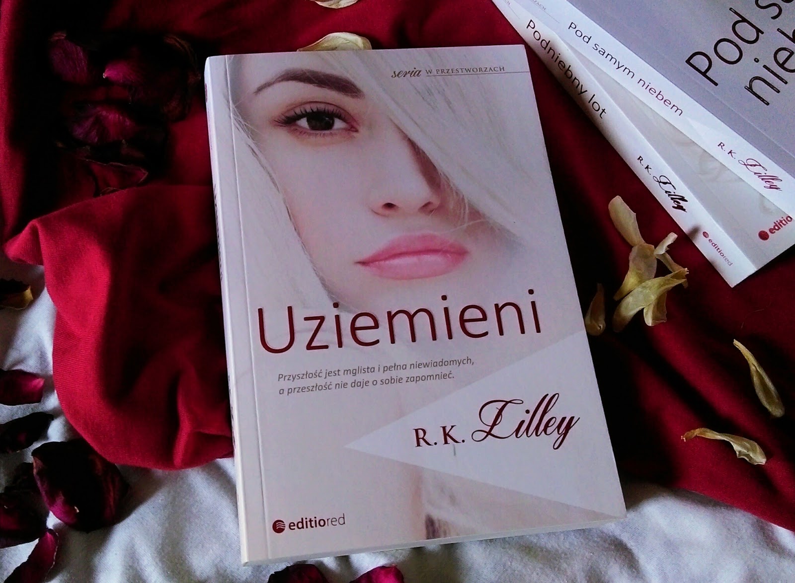 „Uziemieni” - R.K. Lilley | Po drugiej stronie okładki