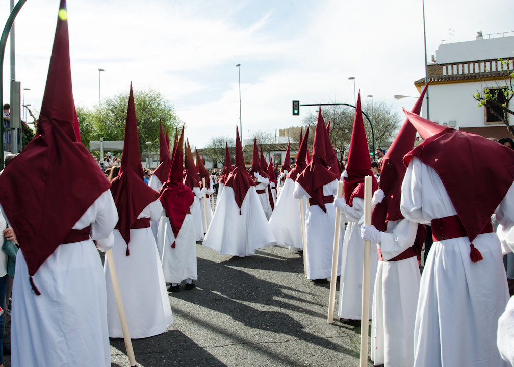 Semana Santa w Hiszpanii, czyli kim są zakapturzeni pokutnicy? - Połącz kropki