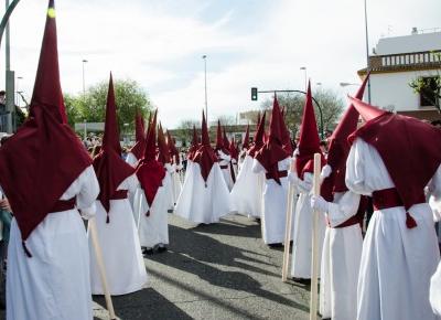 Semana Santa w Hiszpanii, czyli kim są zakapturzeni pokutnicy? - Połącz kropki