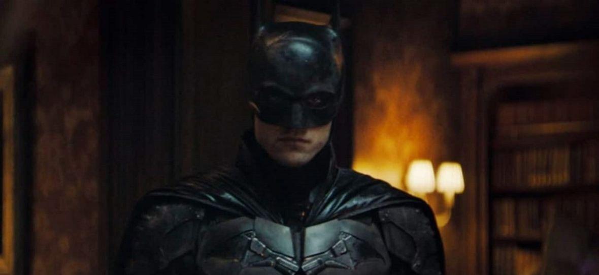 The Batman z nowym plakatem pokazującym Pattinsona w kostiumie.