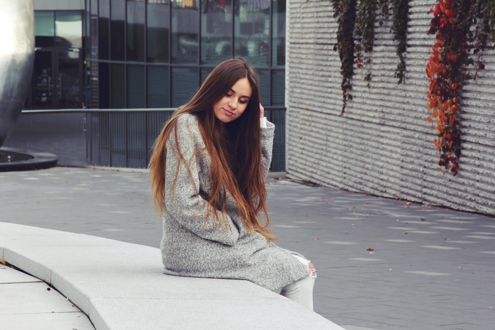 Grey coat with white jeans - Jessica Słoniewska Blog