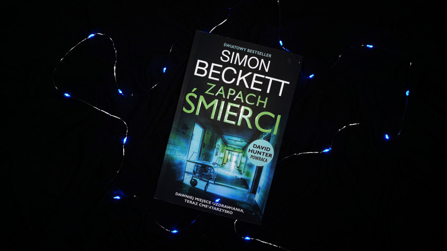Znalezisko w opuszczonym szpitalu — Simon Beckett „Zapach śmierci” – MARIONETKA LITERACKA