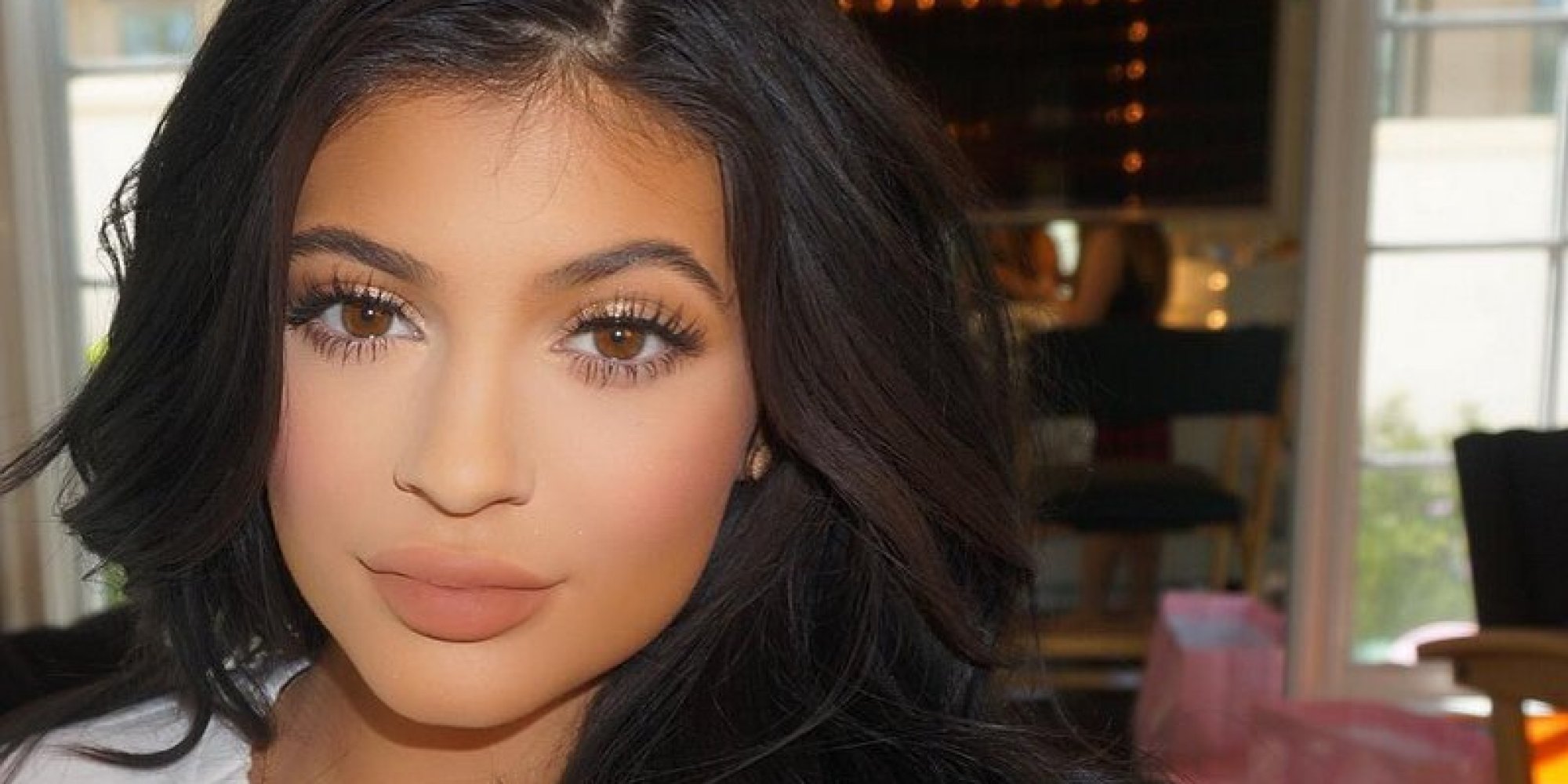 Jakimi kosmetykami Kylie Jenner wykonuje makijaż?