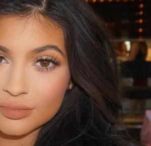 Jakimi kosmetykami Kylie Jenner wykonuje makijaż?