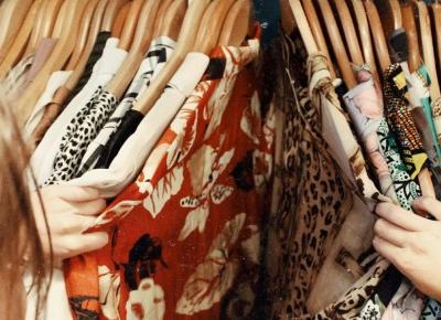 Gdzie schować ubrania gdy nie masz miejsca w szafie? Ten prosty trik zmieni twoje życie