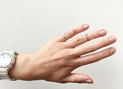 Tatuaże na palcach – wzorki, które podbiły Instagram. Czy tatuaż na palcu boli? Ile kosztuje? Oto wszystko, co musicie wiedzieć.