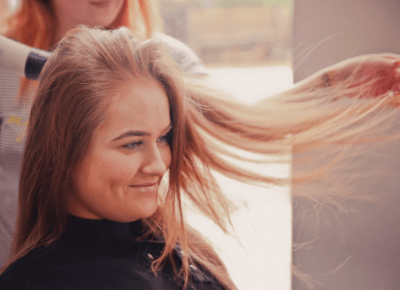 8 poważnych błędów, które popełniasz każdego dnia, susząc włosy.