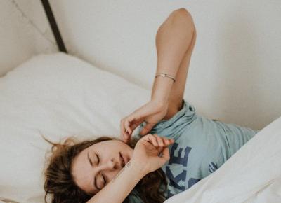 Z kołdrą czy bez? Co jest lepsze na sen?