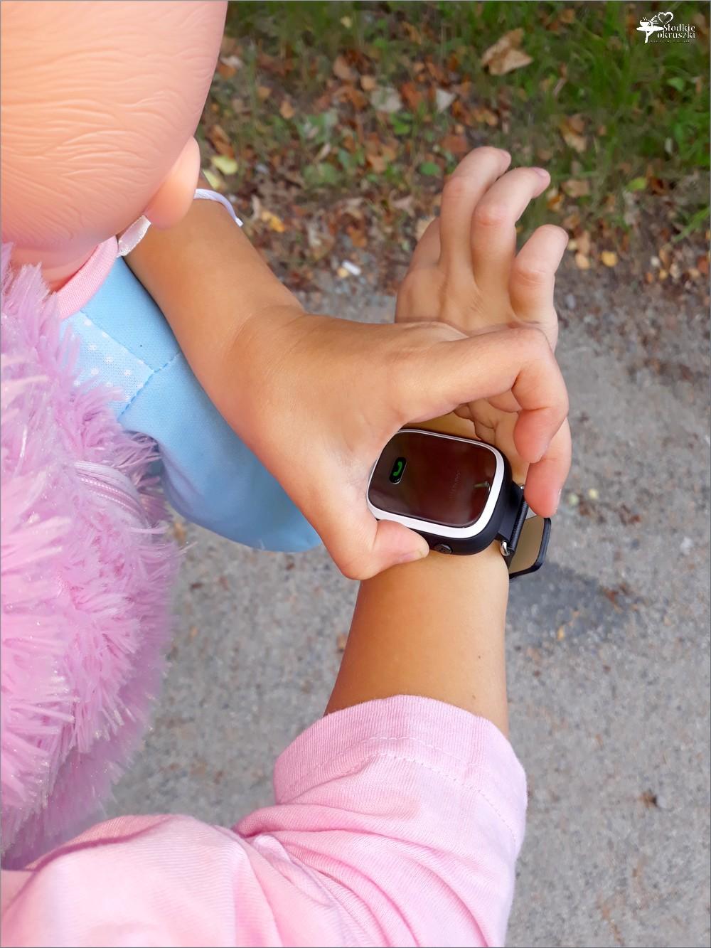 Bezpieczne dziecko, spokojna mama. Czy warto kupić zegarek GPS dla dziecka? | Słodkie okruszki