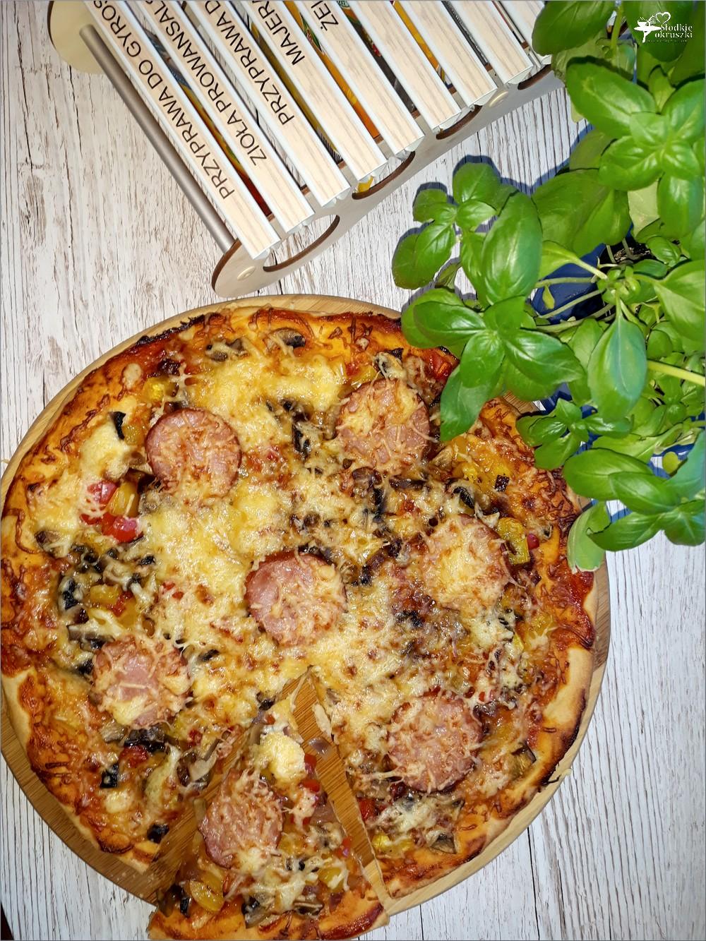 Weekendowa pizza – przepis na domową pizze | Słodkie okruszki