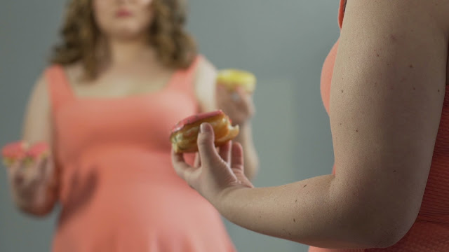 Jak zamaskować oponkę na brzuchu? Lista 5 najlepszych sposobów!