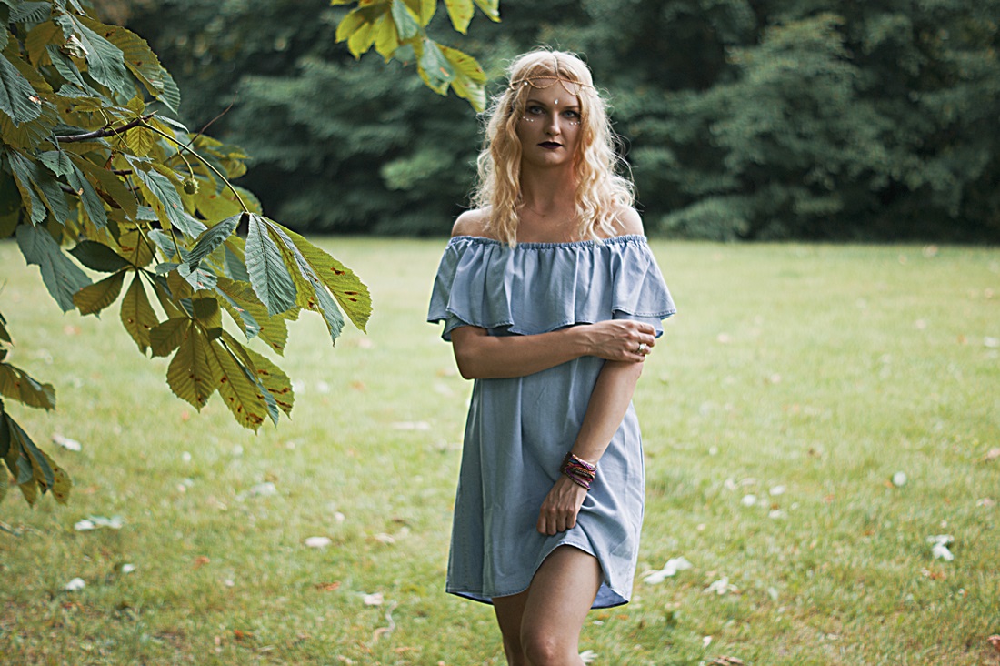 Shoulder dress and pompom sandals - Sylwia Szewczyk