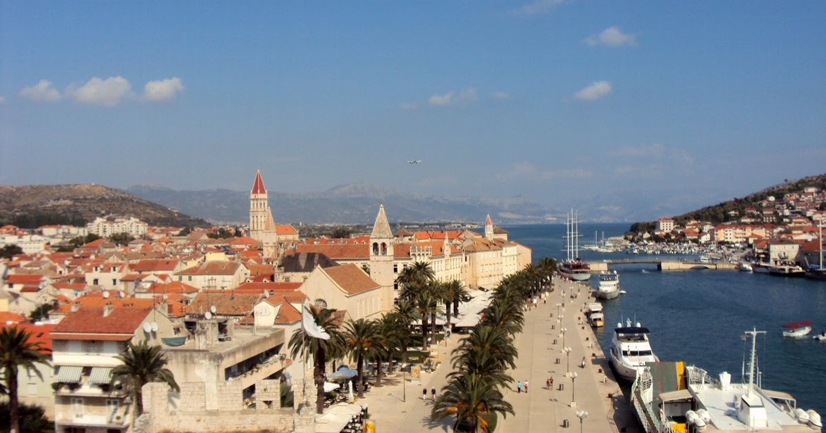 Podróże Dwóch Włóczykijów  ~  Two Gadabouts' Journeys: Twierdza Kamerlengo i miasto Trogir widziane z jej szczytu [The Kamerlengo Fortress and the town of Trogir seen from its peak]