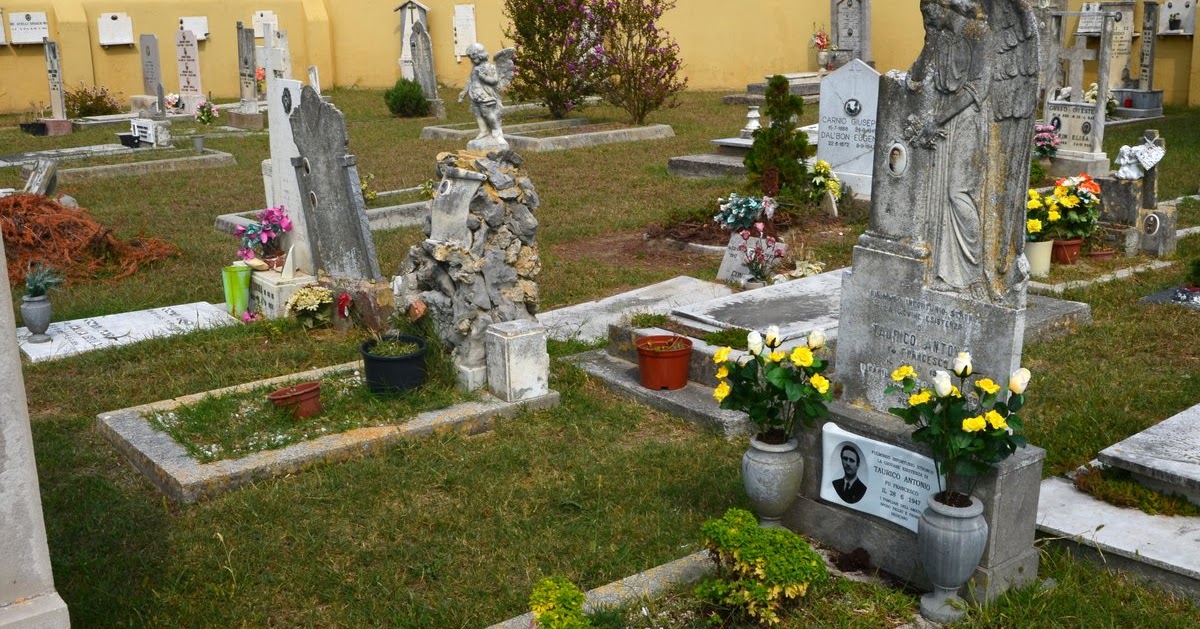 Podróże Dwóch Włóczykijów  ~  Two Gadabouts' Journeys: Piękny stary cmentarz w centrum miasta Caorle we Włoszech [Beautiful old cemetery in the center of Caorle in Italy]