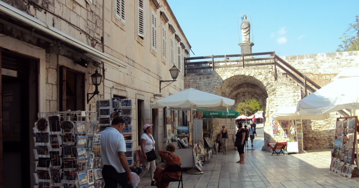 Podróże Dwóch Włóczykijów  ~  Two Gadabouts' Journeys: Spacer wśród labiryntów wąskich uliczek miasta Trogir w Chorwacji [Walk through the town of Trogir in Croatia]