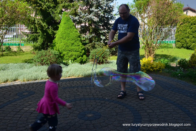 Podróże Dwóch Włóczykijów  ~  Two Gadabouts' Journeys: Włóczykijątko testuje: bańki mydlane firmy TUBAN - recenzja produktu [TUBAN soap bubbles - product review]