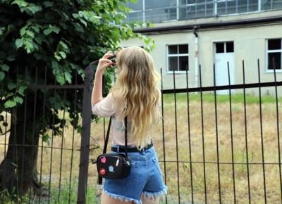 twinslife.pl: see-through shirt & denim shorts